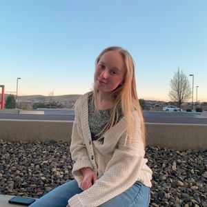 meet your posher, annelise✨